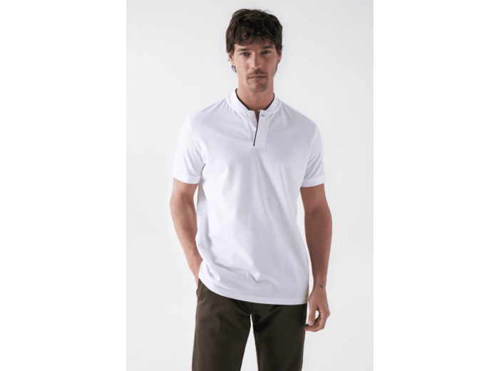 POLO AVEC COULEUR CONTRASTANTE À L'ENCOLURE