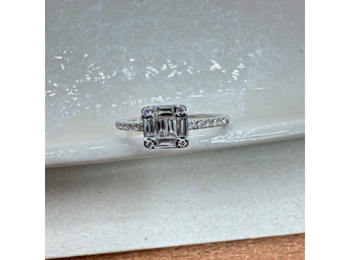 Bague en Or Gris Diamants Baguette sertie Illusion