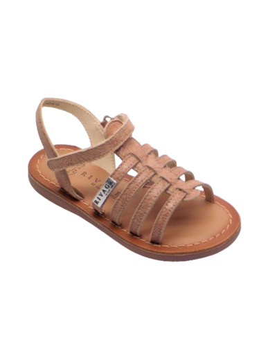 Sandale ouverte fille nude rivage