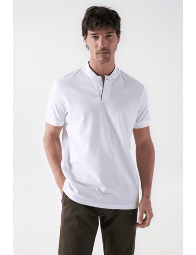 POLO AVEC COULEUR CONTRASTANTE À L'ENCOLURE