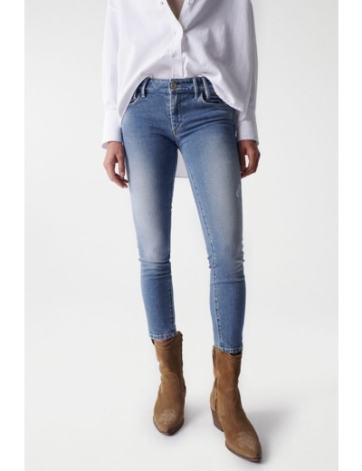 JEAN WONDER PUSH UP CROPPED SKINNY AVEC DÉTAIL SUR LA POCHE